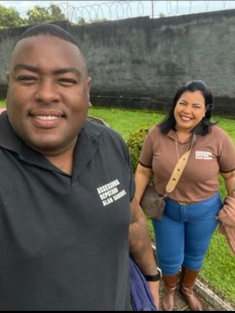 Paciente acompanhado em selfie ao lado de uma pessoa, em área externa